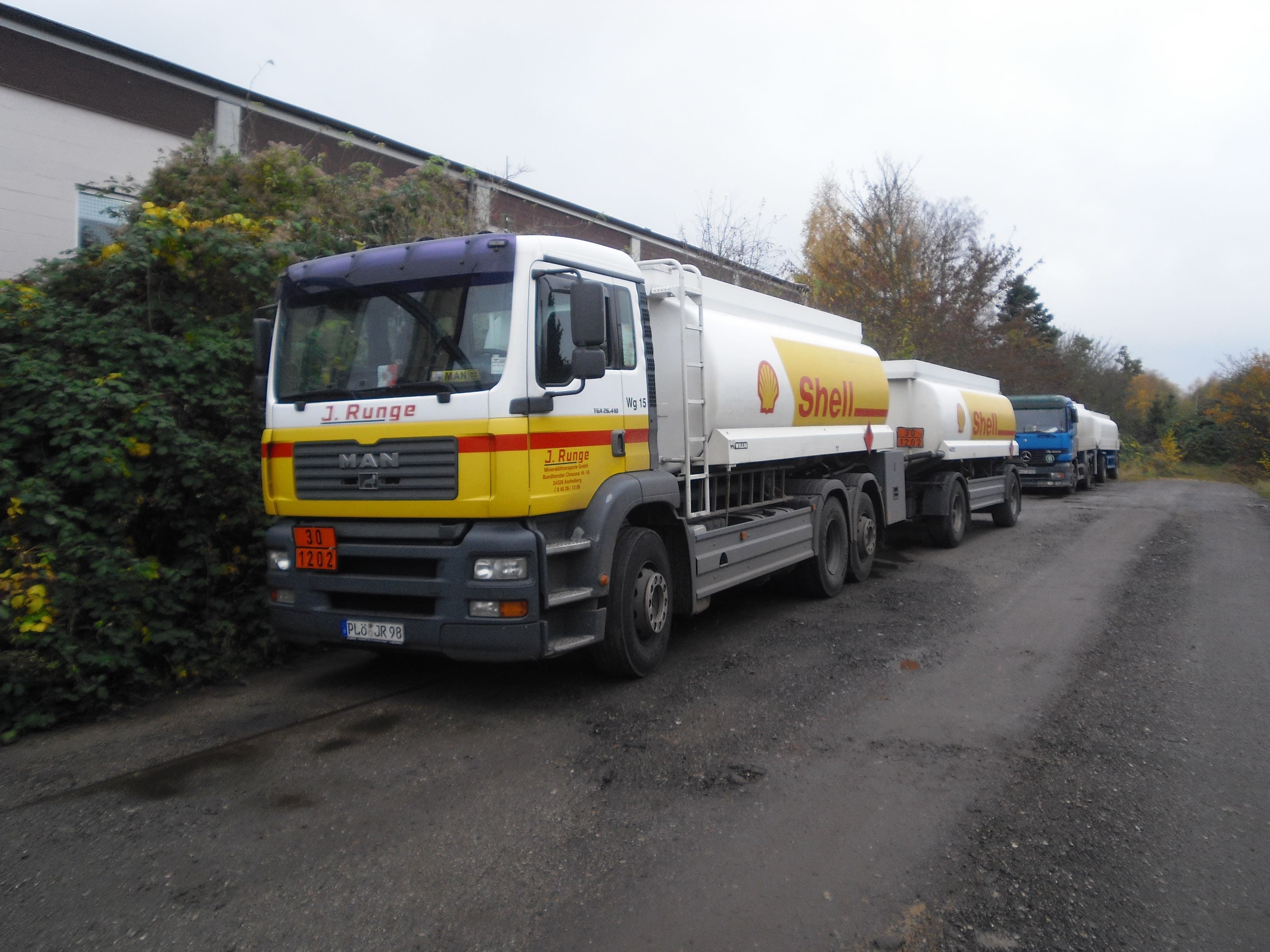 Drei J. Runge Shell-Tankwagen in einer Reihe – moderner Fuhrpark
